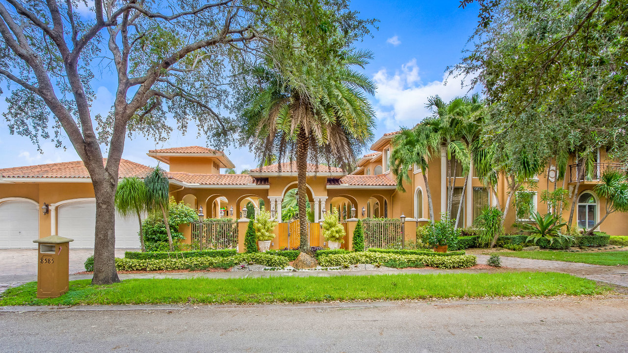 8585-NW-169th-Ter-01