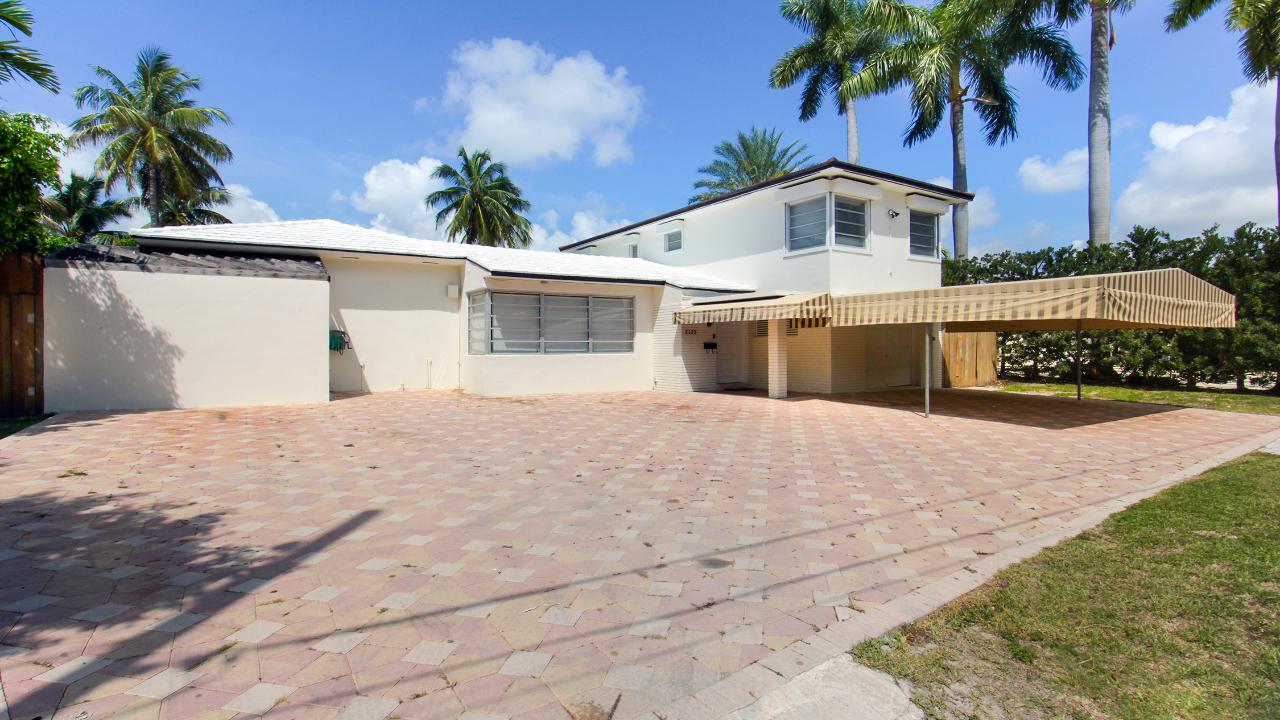 2122-Bay-Ave-01