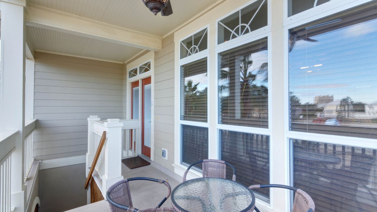 R04_Upstairs_Entrance_01