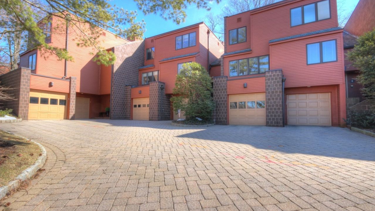 7 Oak Trail Road, Englewood, NJ, 07631 Scene 1