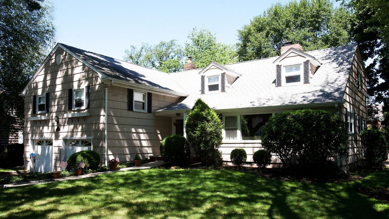 115 Hampton Blvd, Massapequa, NY, 11762 Scene 1