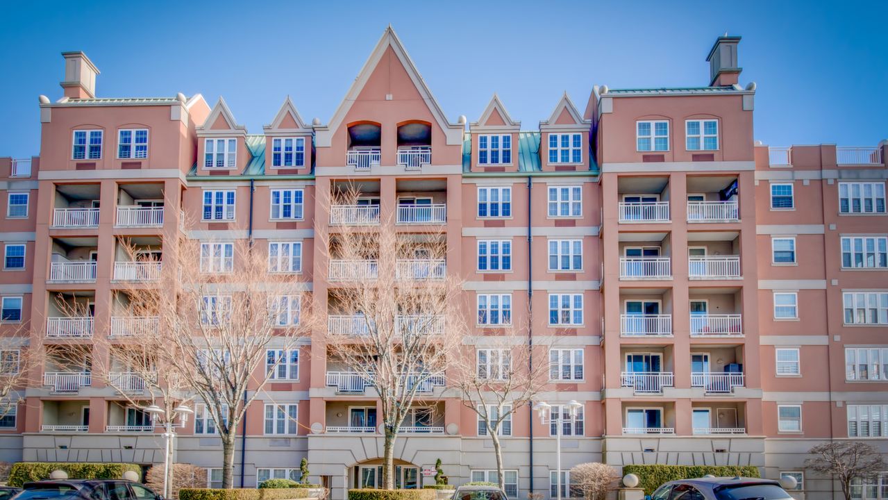 120 Oceana Dr W, Brooklyn, NY, 11235 Scene 1