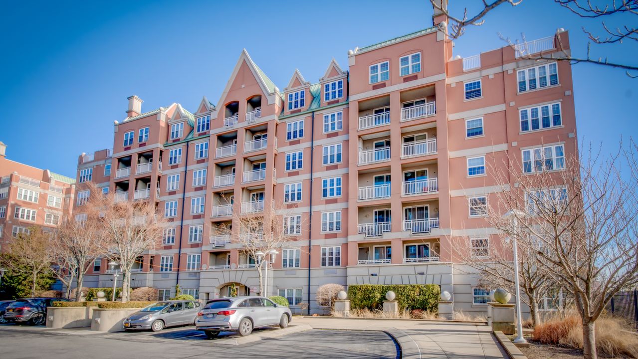 120 Oceana Dr W, Brooklyn, NY, 11235 Scene 2