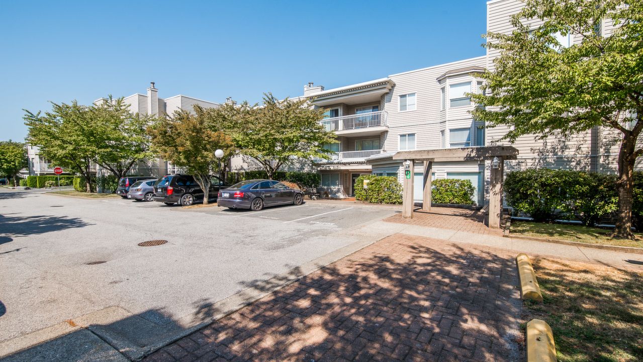 209-9946 151 St, Surrey, BC, V3R 0V5 Scene 1