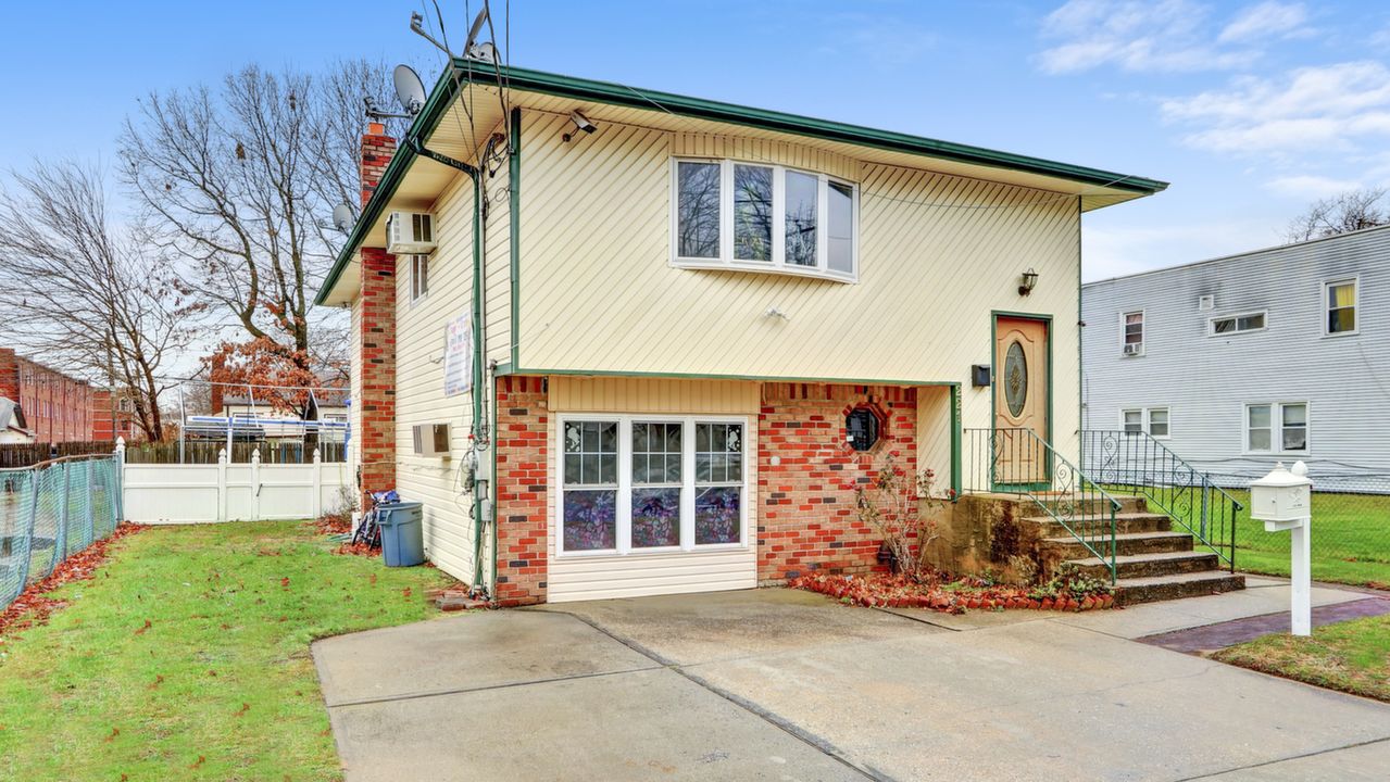 221 Garden St, Westbury, NY, 11590 Scene 1