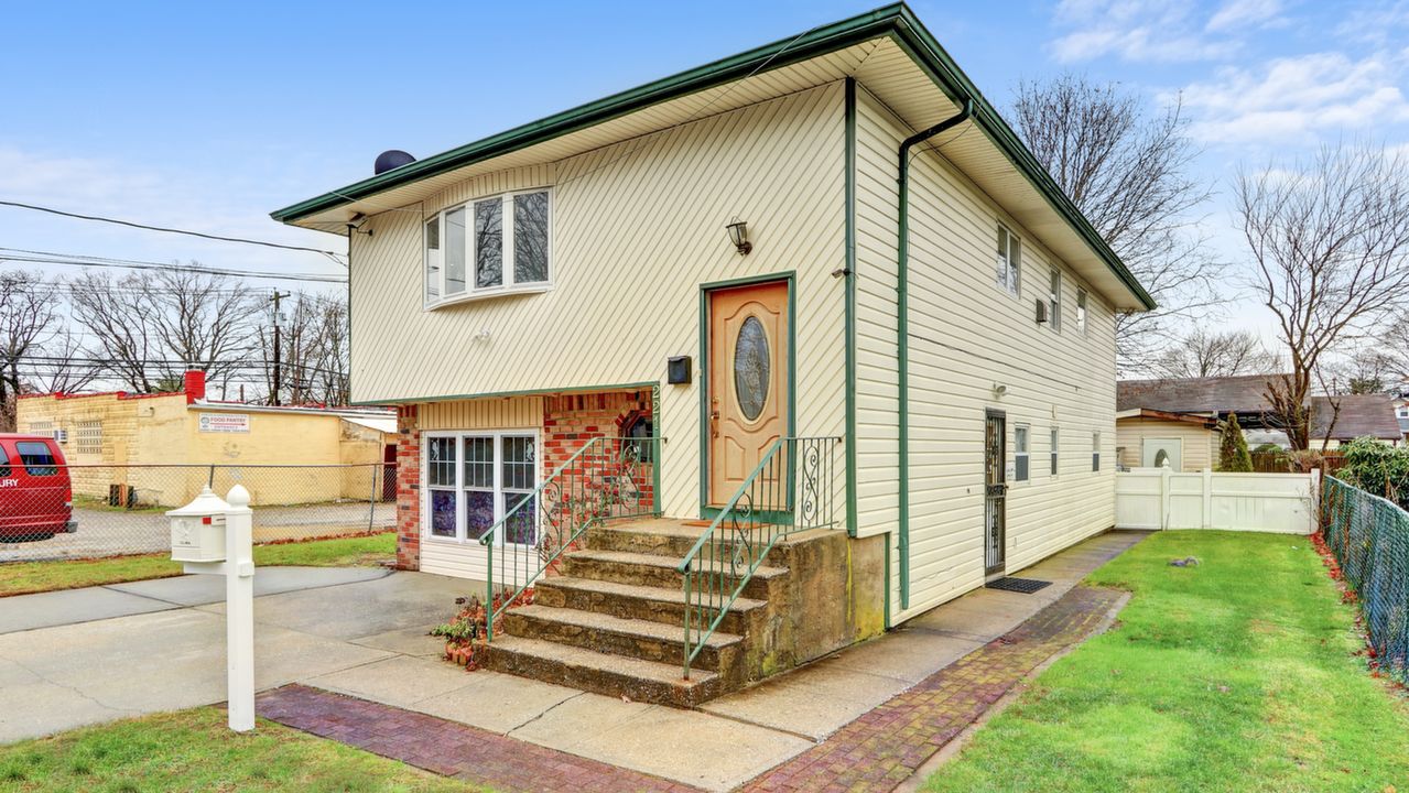 221 Garden St, Westbury, NY, 11590 Scene 2