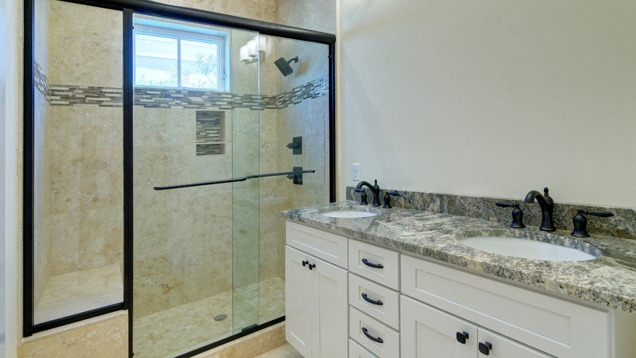 29_Master_Bathroom_02