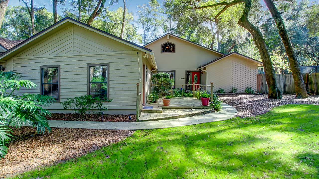 Welcome to 1365 W. Blackhawk Trail!