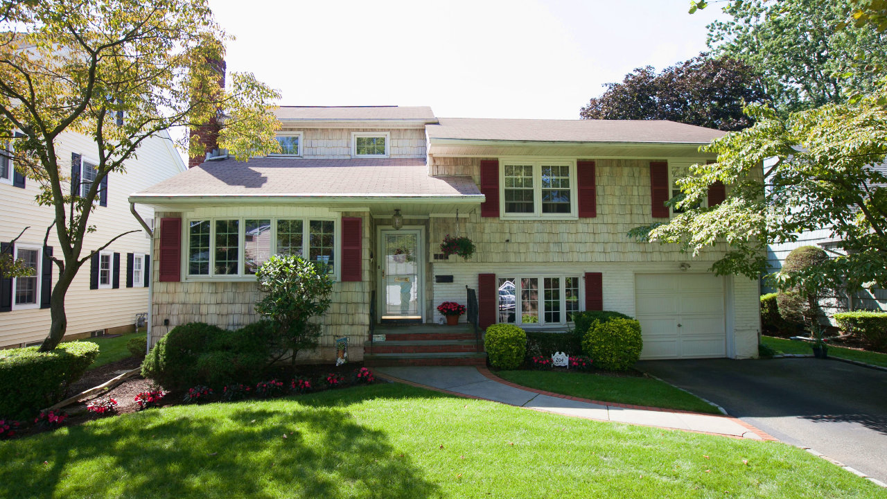 204 Sackville Rd, Garden City, NY, 11530 Scene 1