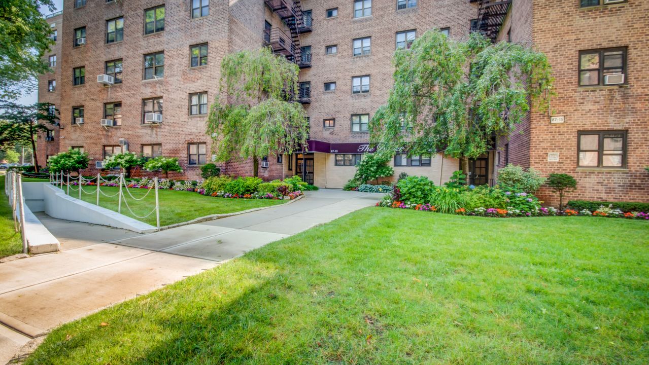 87-19 204th St, Hollis, NY, 11423 Scene 2