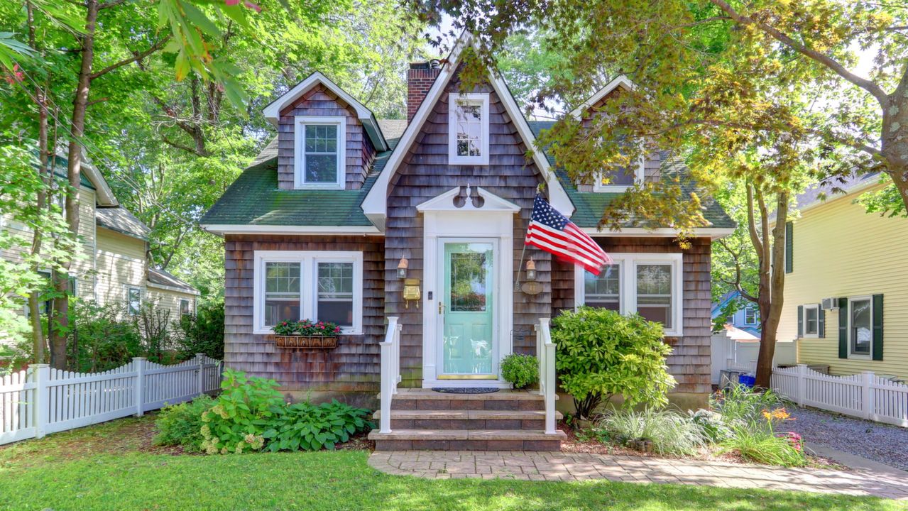 44 George St, Babylon, NY, 11702 Scene 1