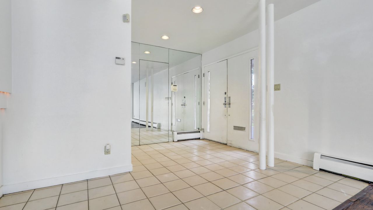 8 Hill Ln, Roslyn Heights, NY, 11577 Scene 3