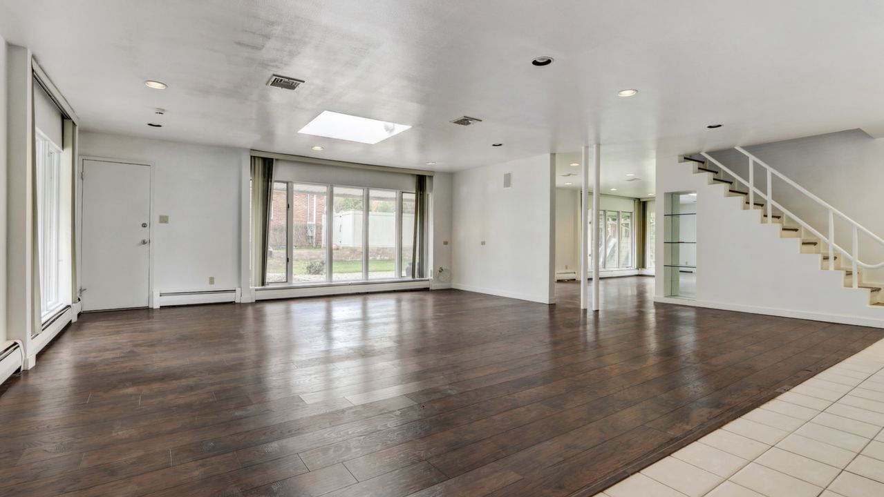 8 Hill Ln, Roslyn Heights, NY, 11577 Scene 4