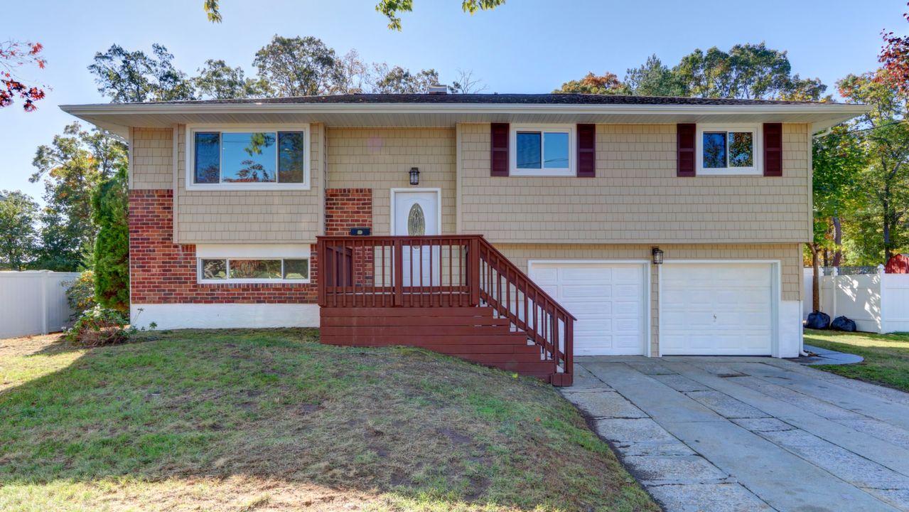 30 Sunburst Dr, Deer Park, NY, 11729 Scene 1