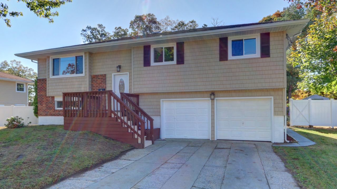 30 Sunburst Dr, Deer Park, NY, 11729 Scene 2