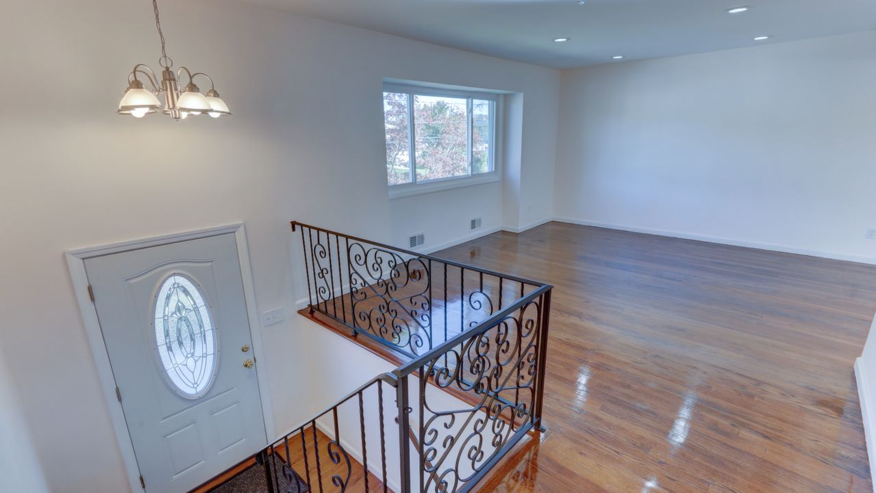 30 Sunburst Dr, Deer Park, NY, 11729 Scene 3