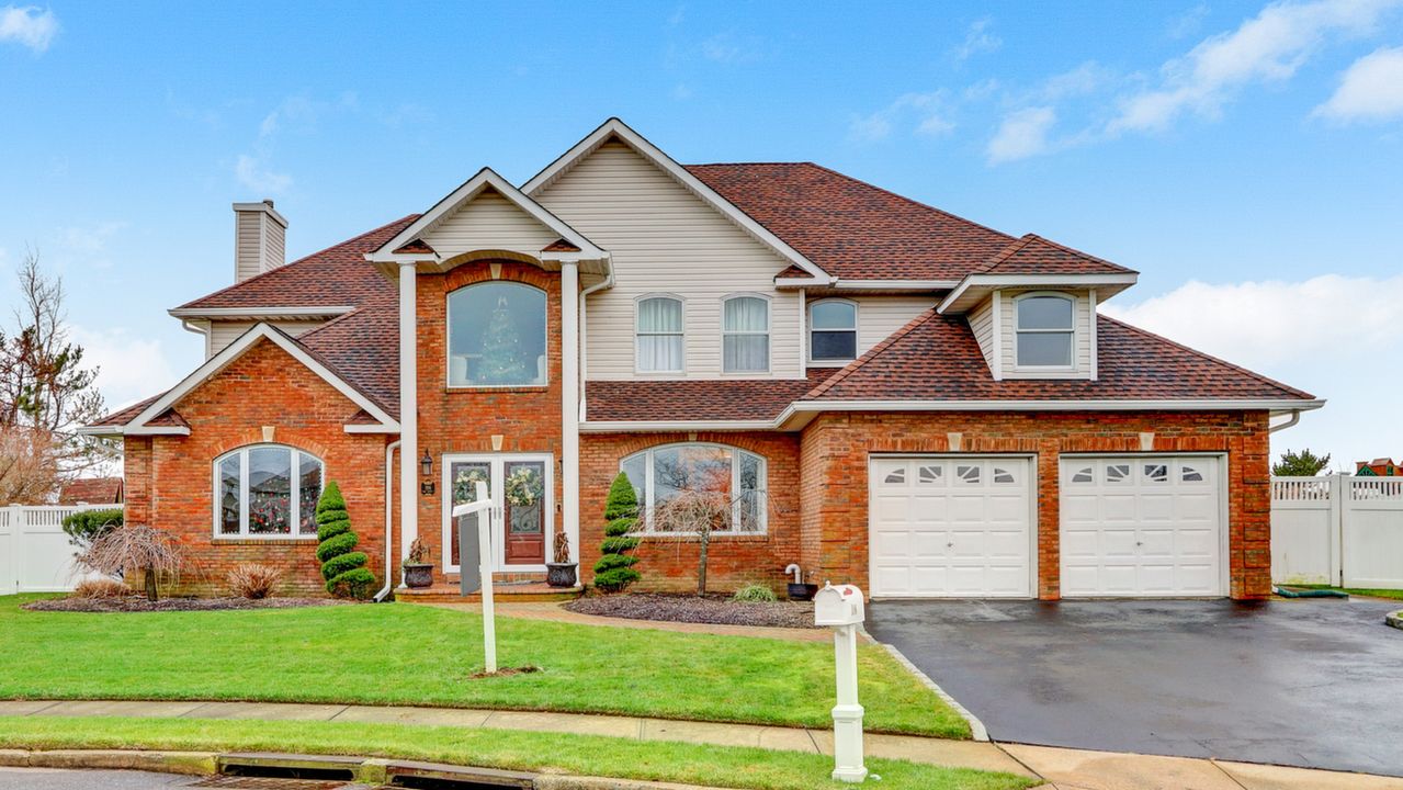 196 Pace Dr S, West Islip, NY, 11795 Scene 1