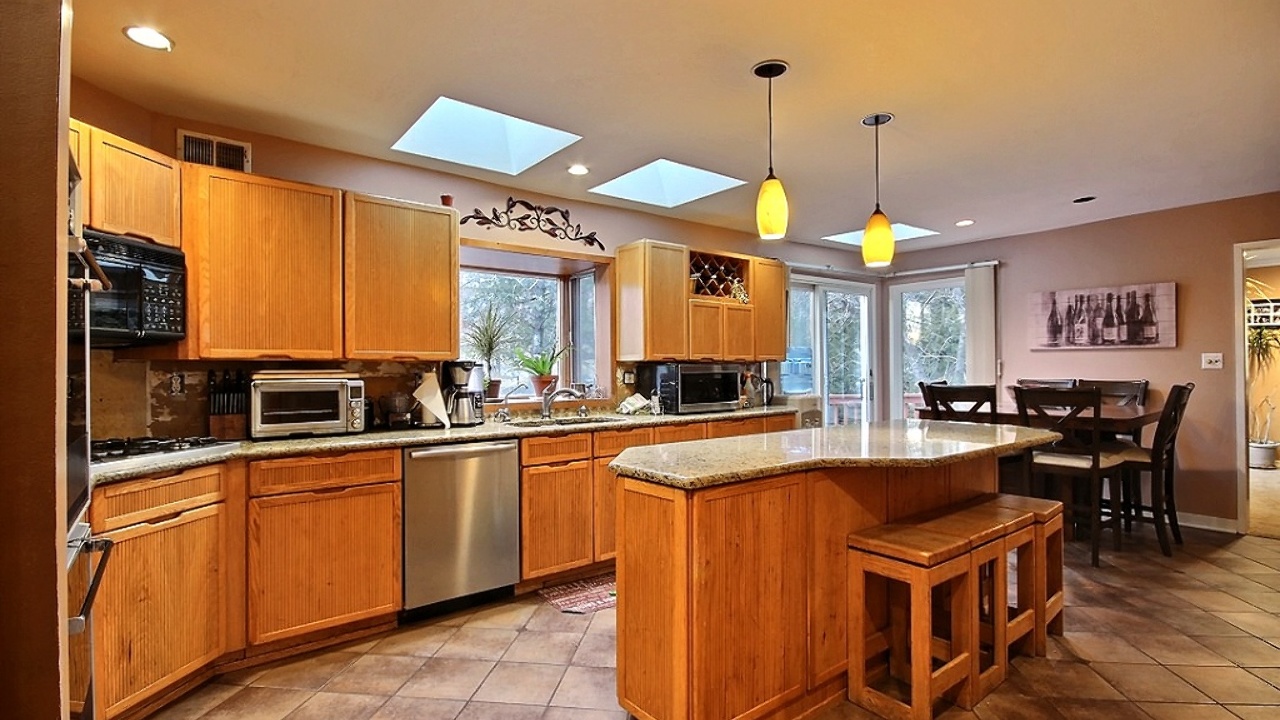 Large Kitchen w Center Island