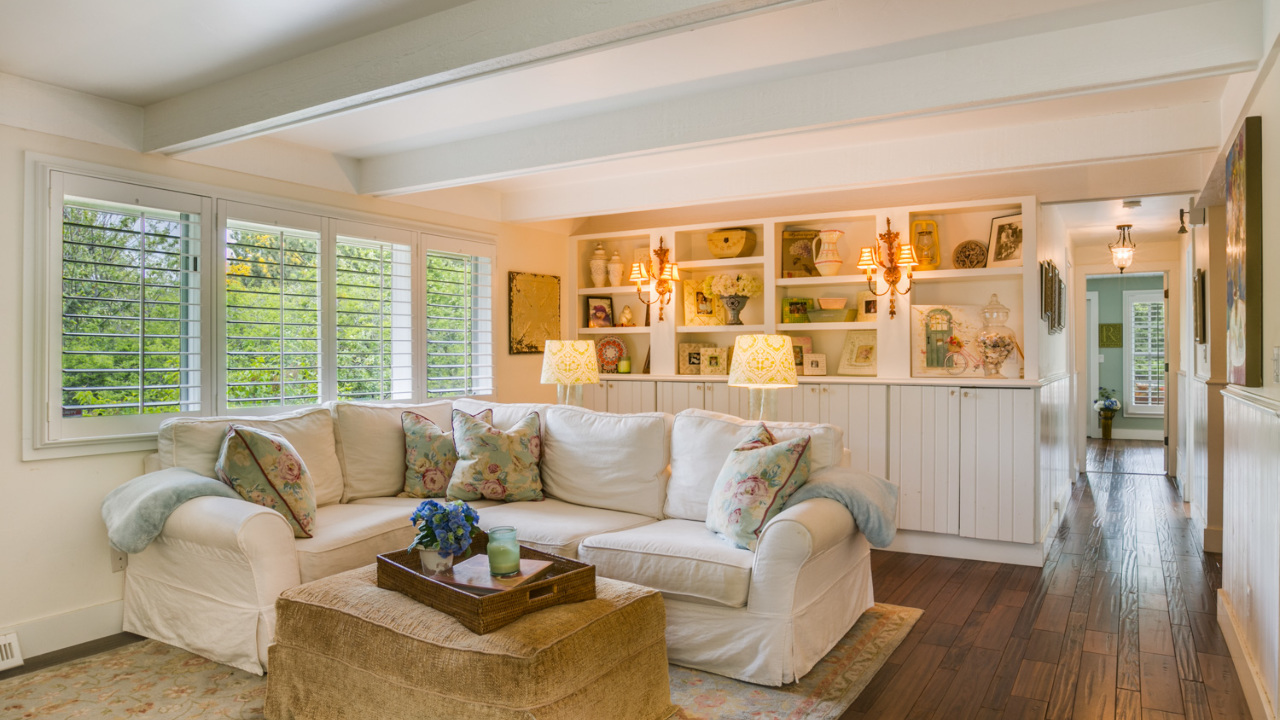 Gorgeous Built in Bookshelves