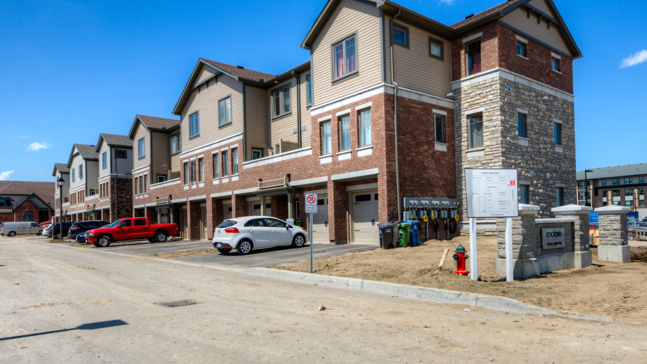 28 - 39 Kay Crescent, Guelph, ON, N1L 0N5 Scene 2