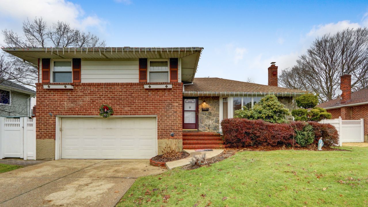 301 N Richmond Ave, Massapequa, NY, 11758 Scene 1