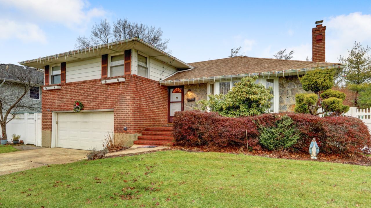 301 N Richmond Ave, Massapequa, NY, 11758 Scene 2