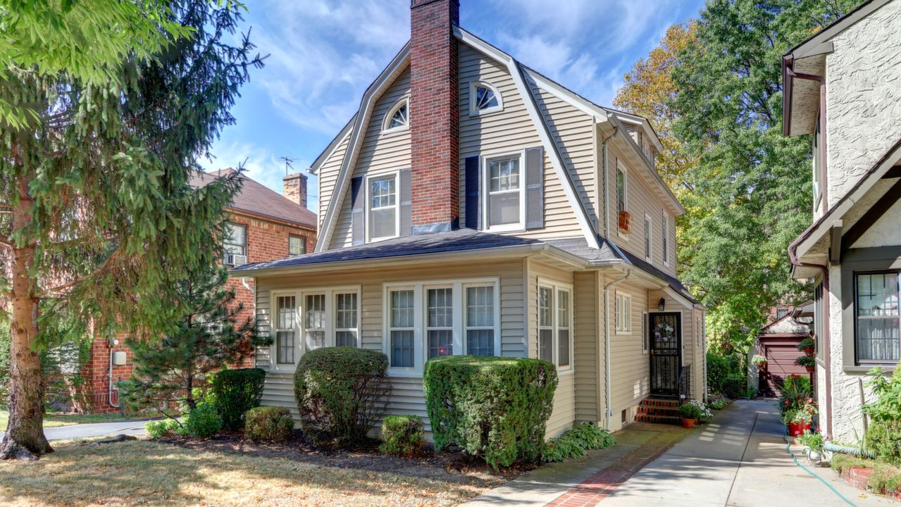 26-54 169th St, Flushng, NY, 11358 Scene 1