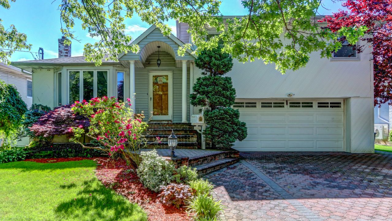 1842 Wilson Ave, Merrick, NY, 11566 Scene 1