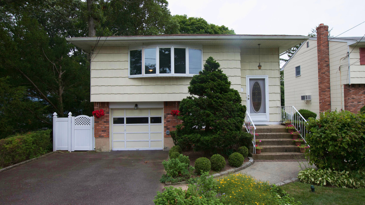 2004 Potter Avenue, Merrick, NY, 11566 Scene 1