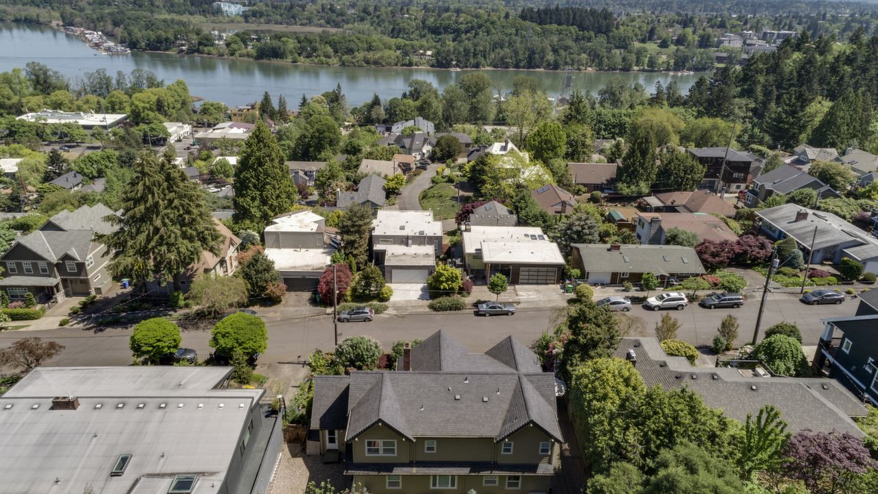 7525 SW Kelly Ave, Portland, OR, 97219 Scene 2