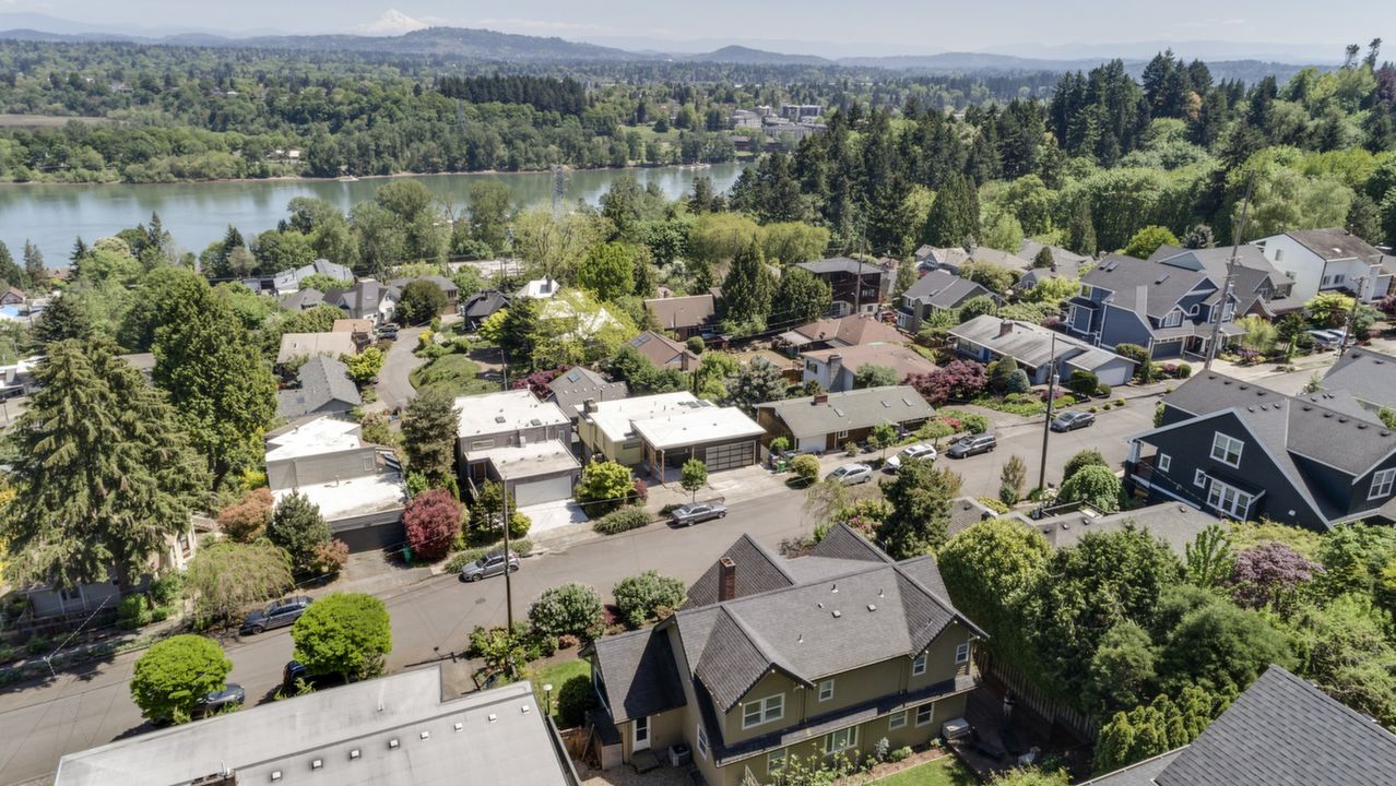 7525 SW Kelly Ave, Portland, OR, 97219 Scene 3