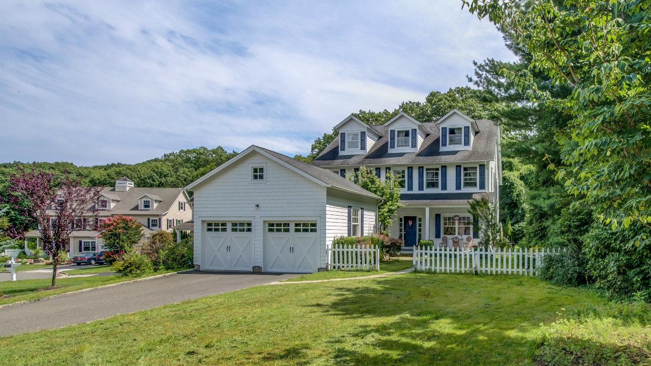 2 Farm Ln, Locust Valley, NY, 11560 Scene 2