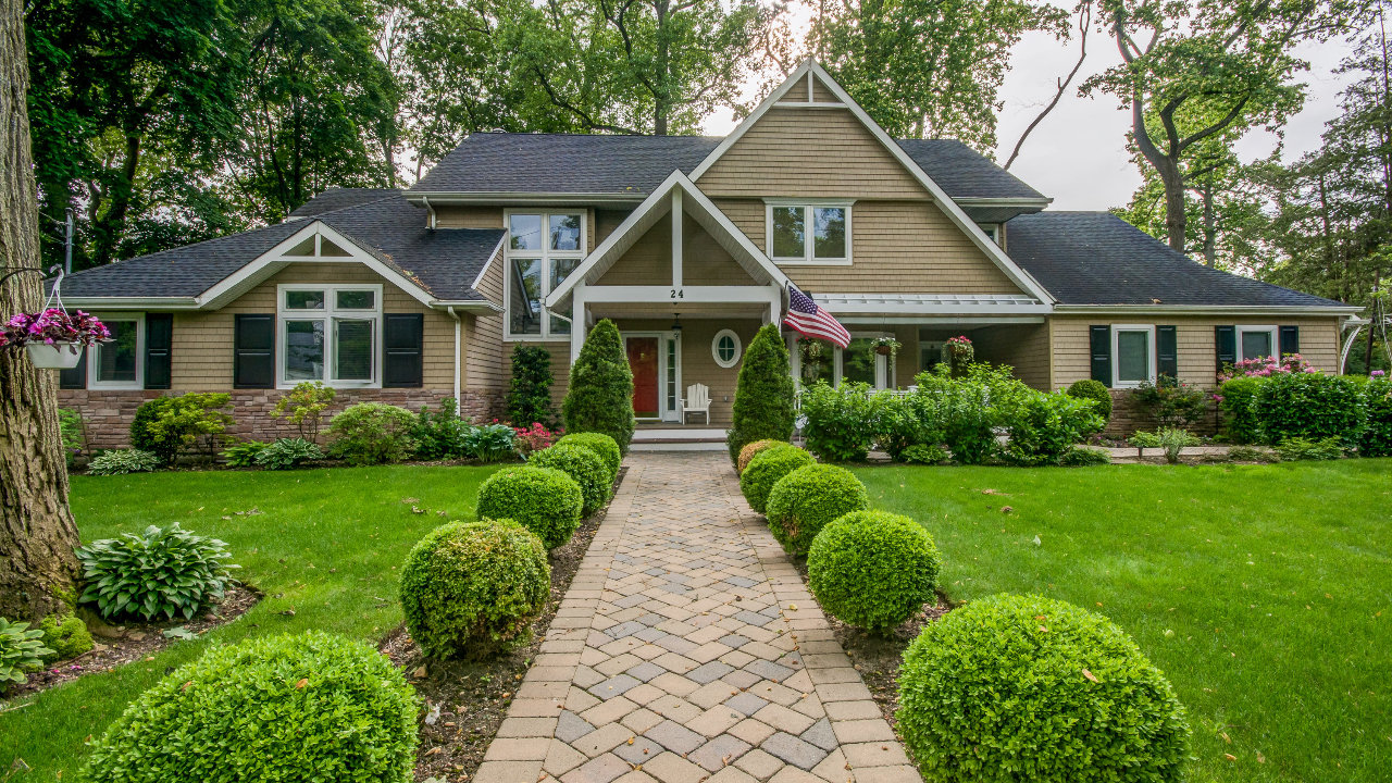 24 The Oaks, Roslyn, NY, 11576 Scene 1