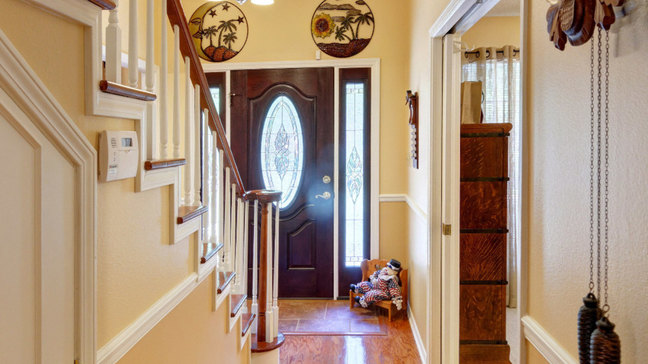 04_Entryway_Stairs_02