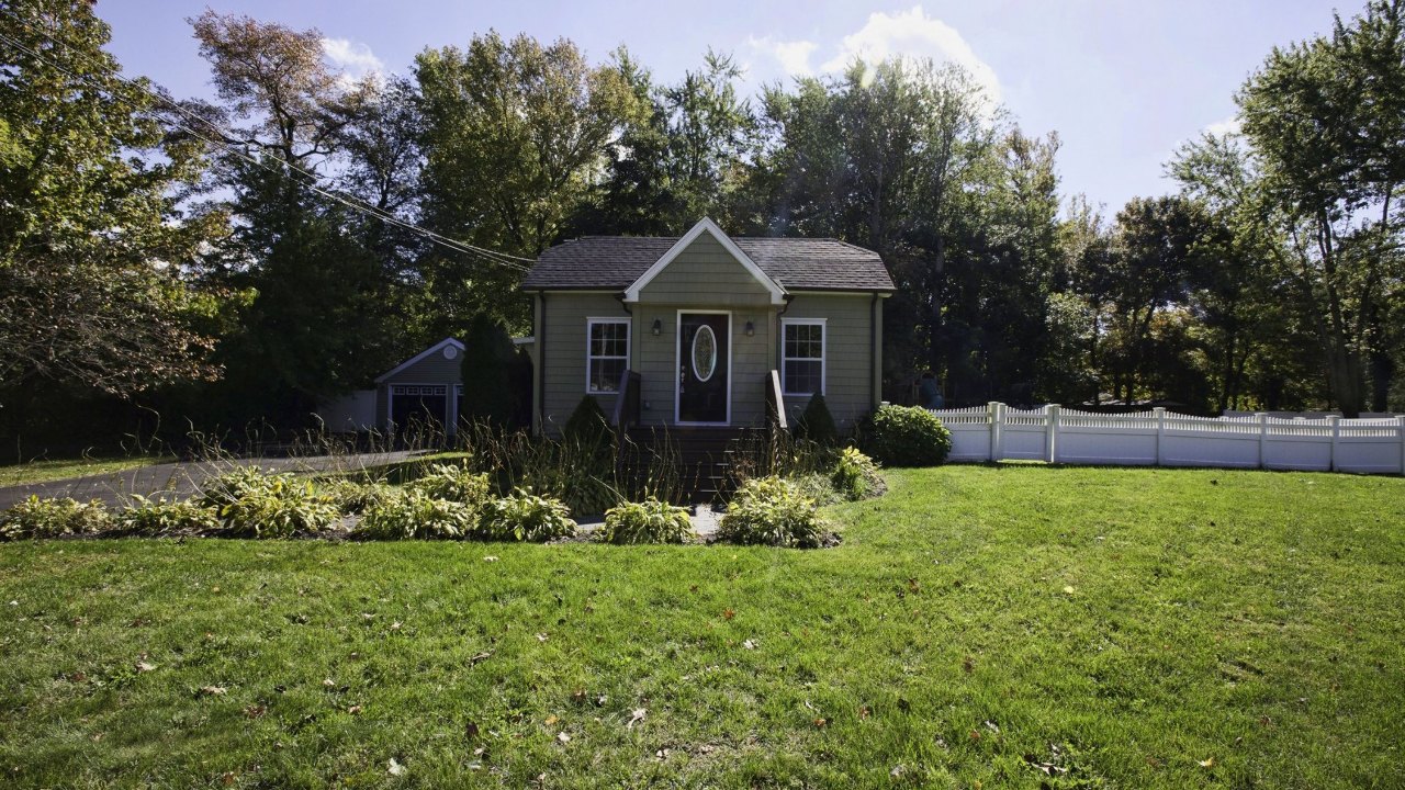 24 Helen Avenue, Smithtown, NY, 11787 Scene 1