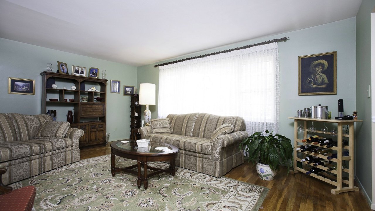 43 Jerome Drive, Farmingdale, NY, 11735 Scene 1