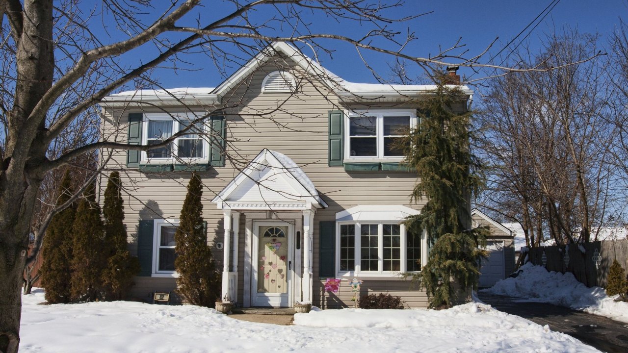 82 Birch Avenue, East Farmingdale, NY, 11735 Scene 1