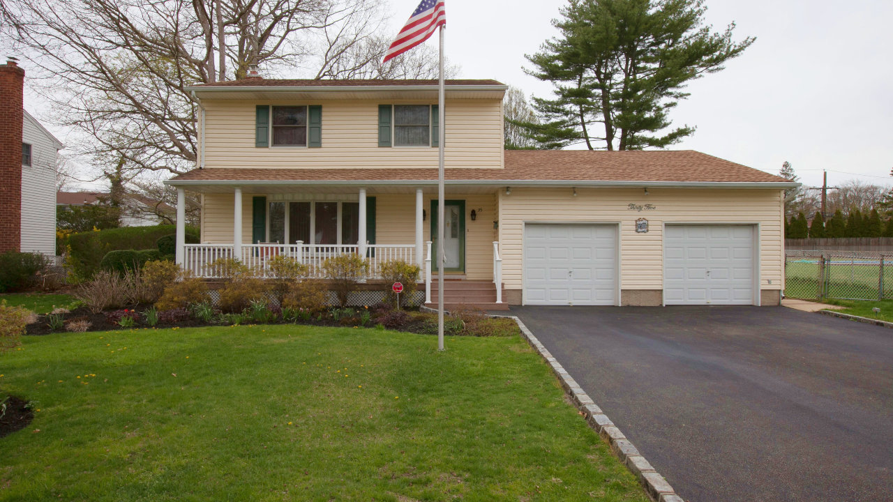 35 Wyoming St, Commack, NY, 11725 Scene 1