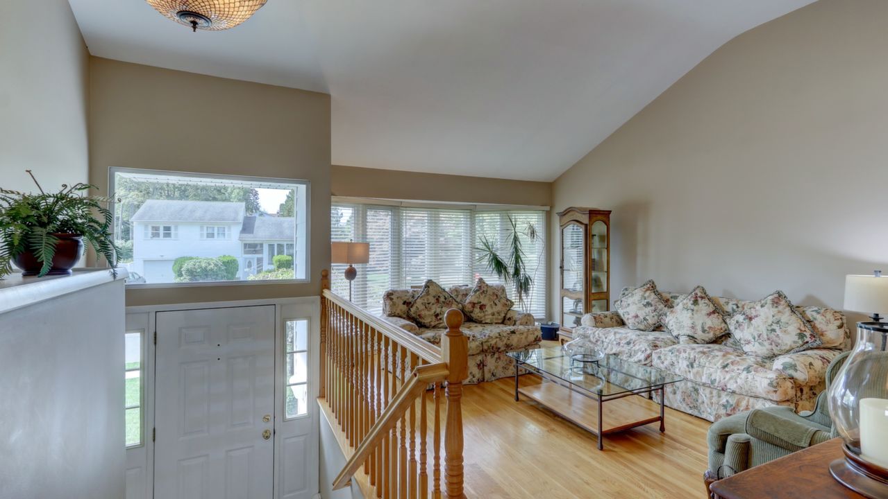 48 Sagamore St, Plainview, NY, 11803 Scene 4