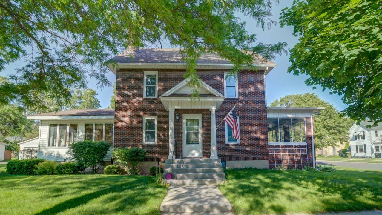 140 E . Howard St., Portage-9