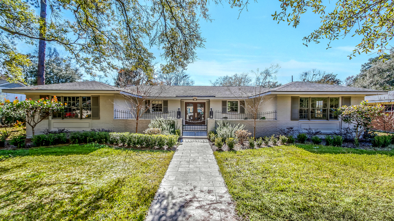 Welcome to 105 E 58th St!