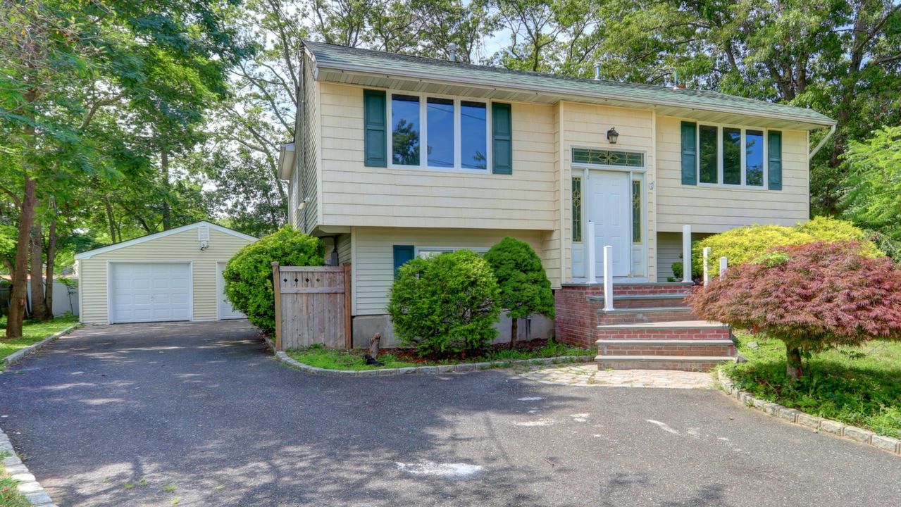 12 Wayside Ave, Seldon, NY, 11784 Scene 1