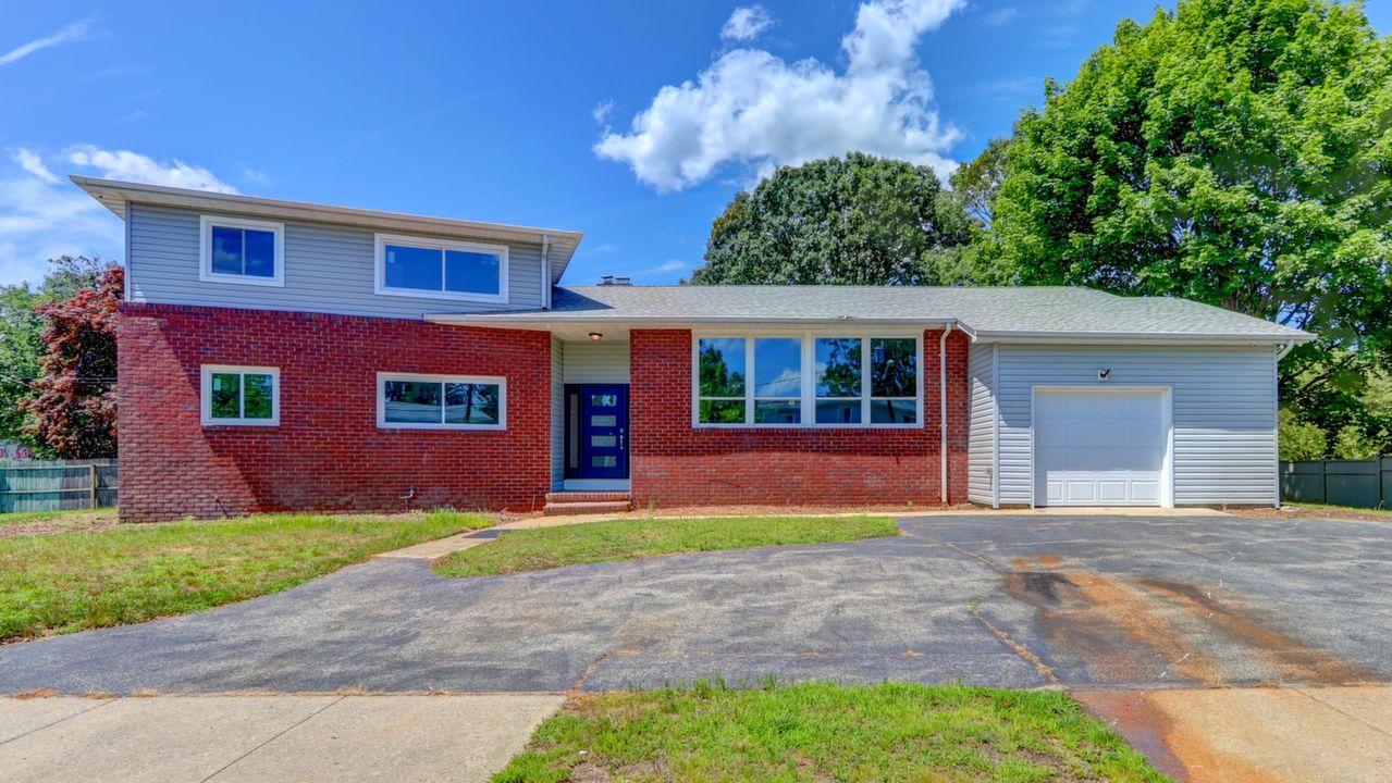 30 Udall Rd, West Islip, NY, 11795 Scene 1