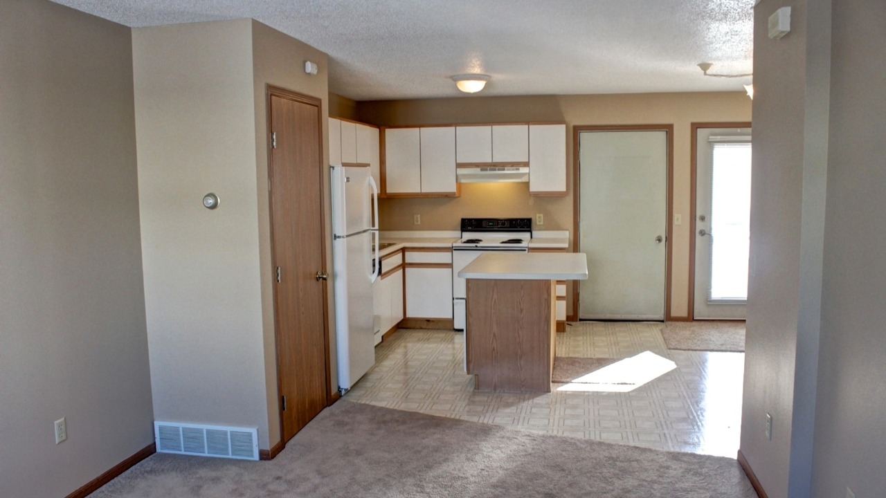 (Living Area) Approx. 12 x 13