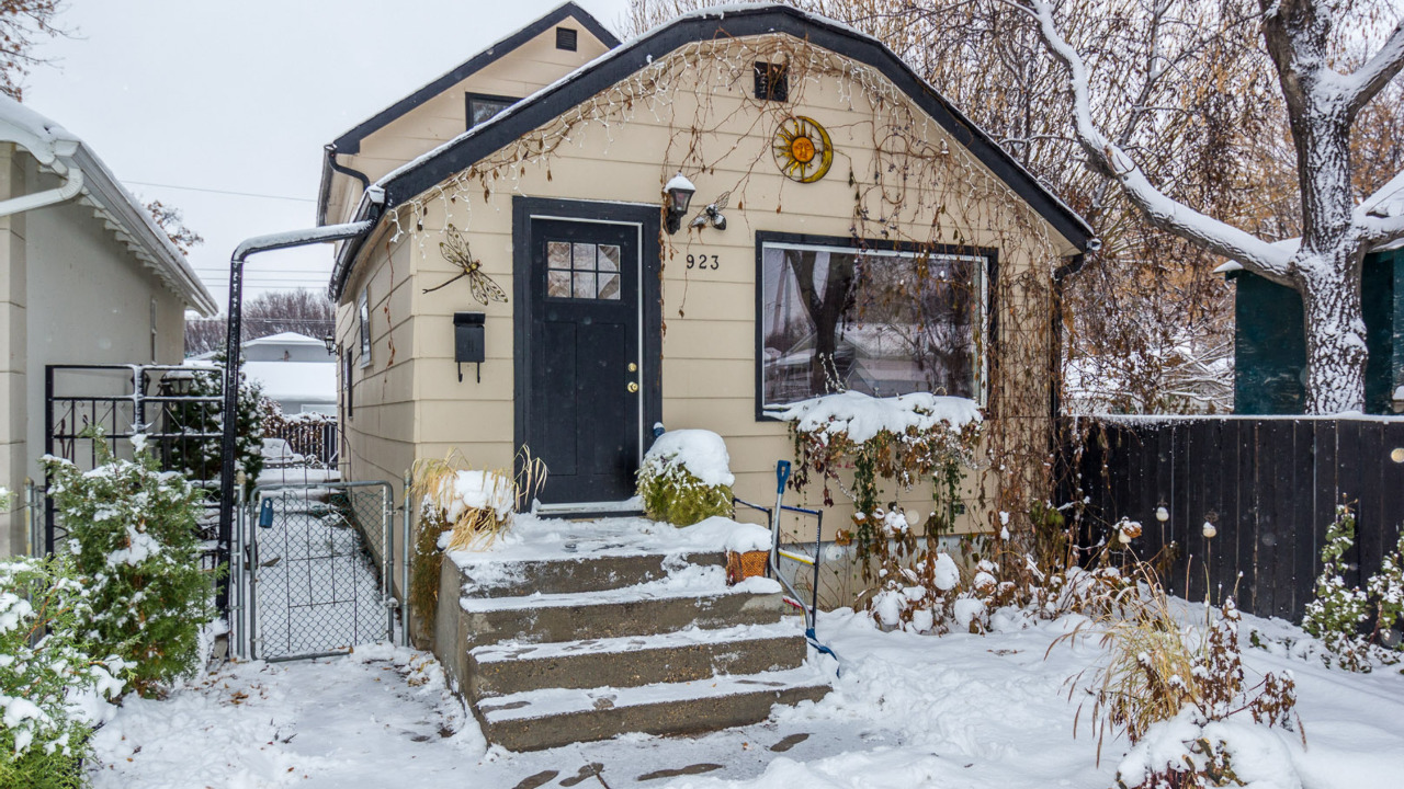 923 Ave H North, Saskatoon, SK-11