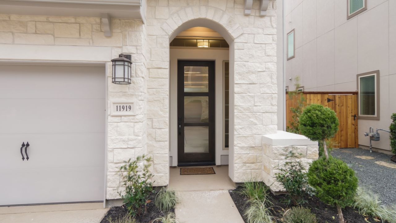 11919WedemeyerWay_003