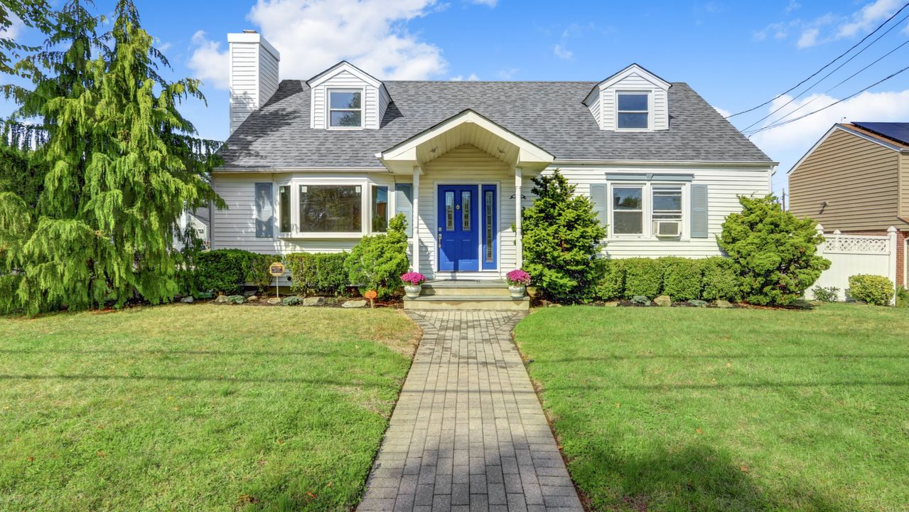 2405 Simms Ave, Bellmore, NY, 11710 Scene 1