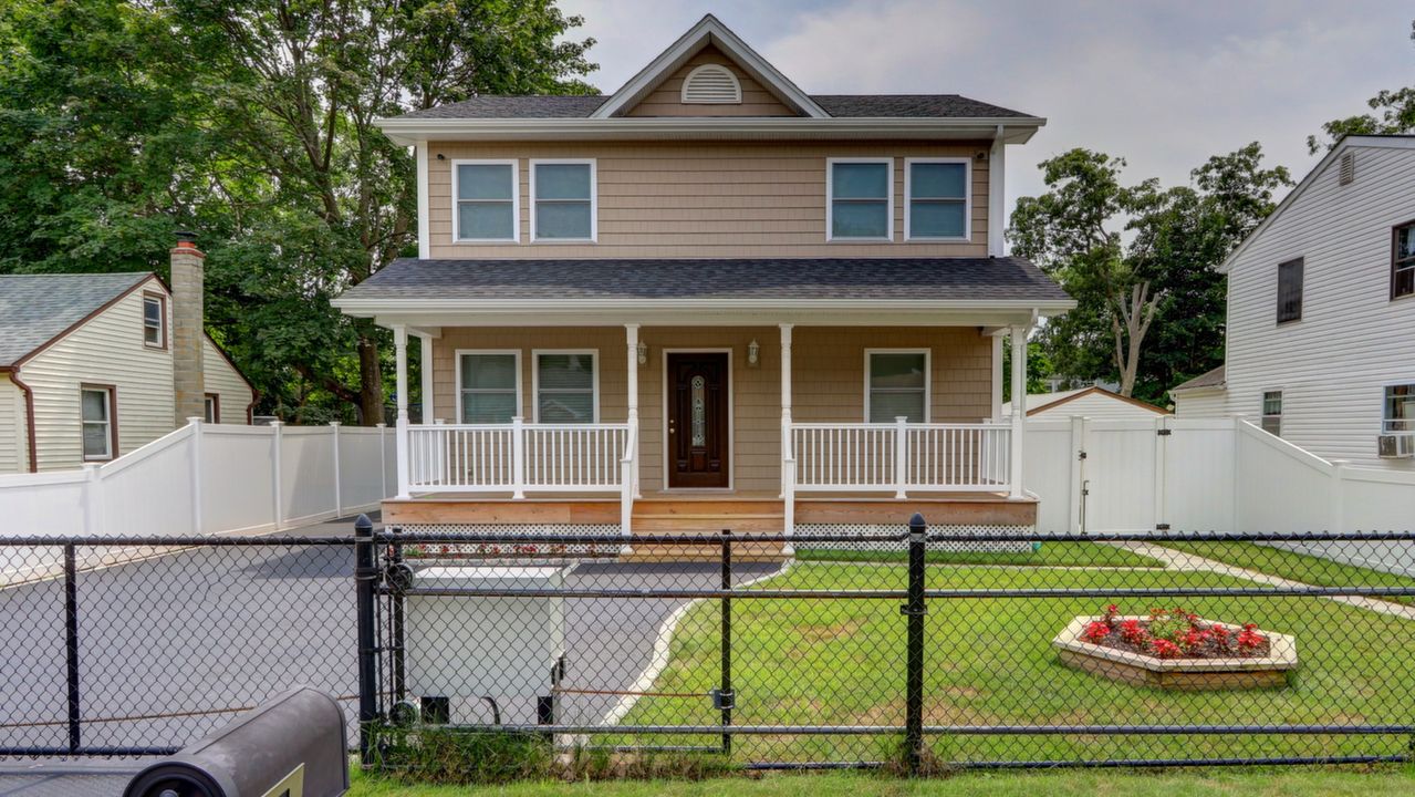 71 E Halley Ln, Central Islip, NY, 11722 Scene 1