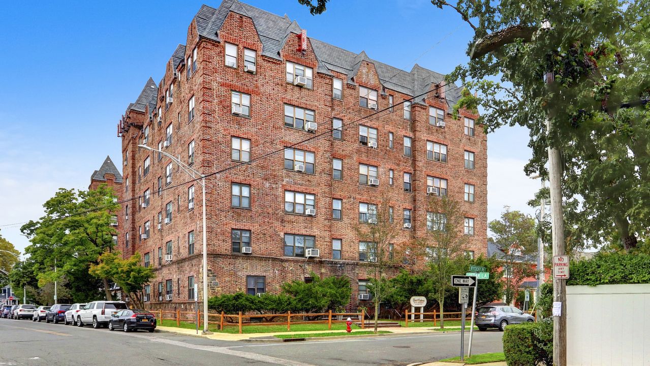 141 Wyckoff Pl Unit 2D, Woodmere, NY, 11598 Scene 2