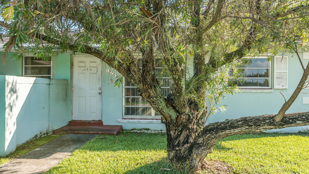 19701-SW-103rd-Ct-02